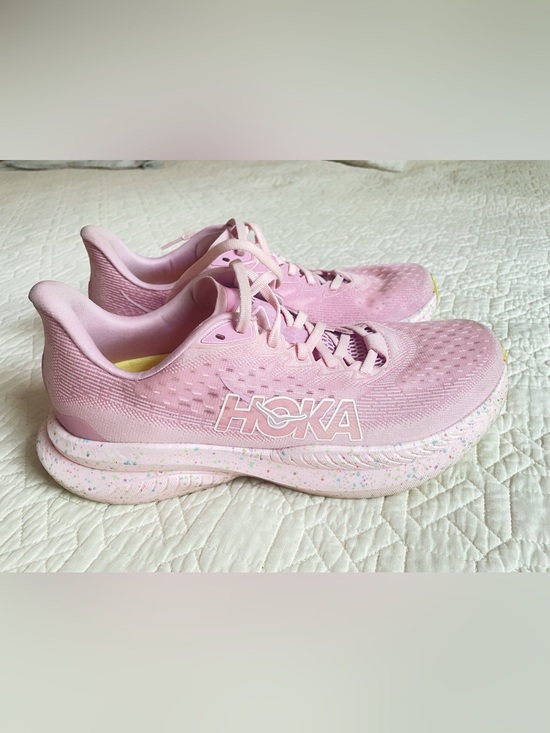 Hoka Shoes - Hoka Women's Light Pink Running Sneakers with Speckled Midsole